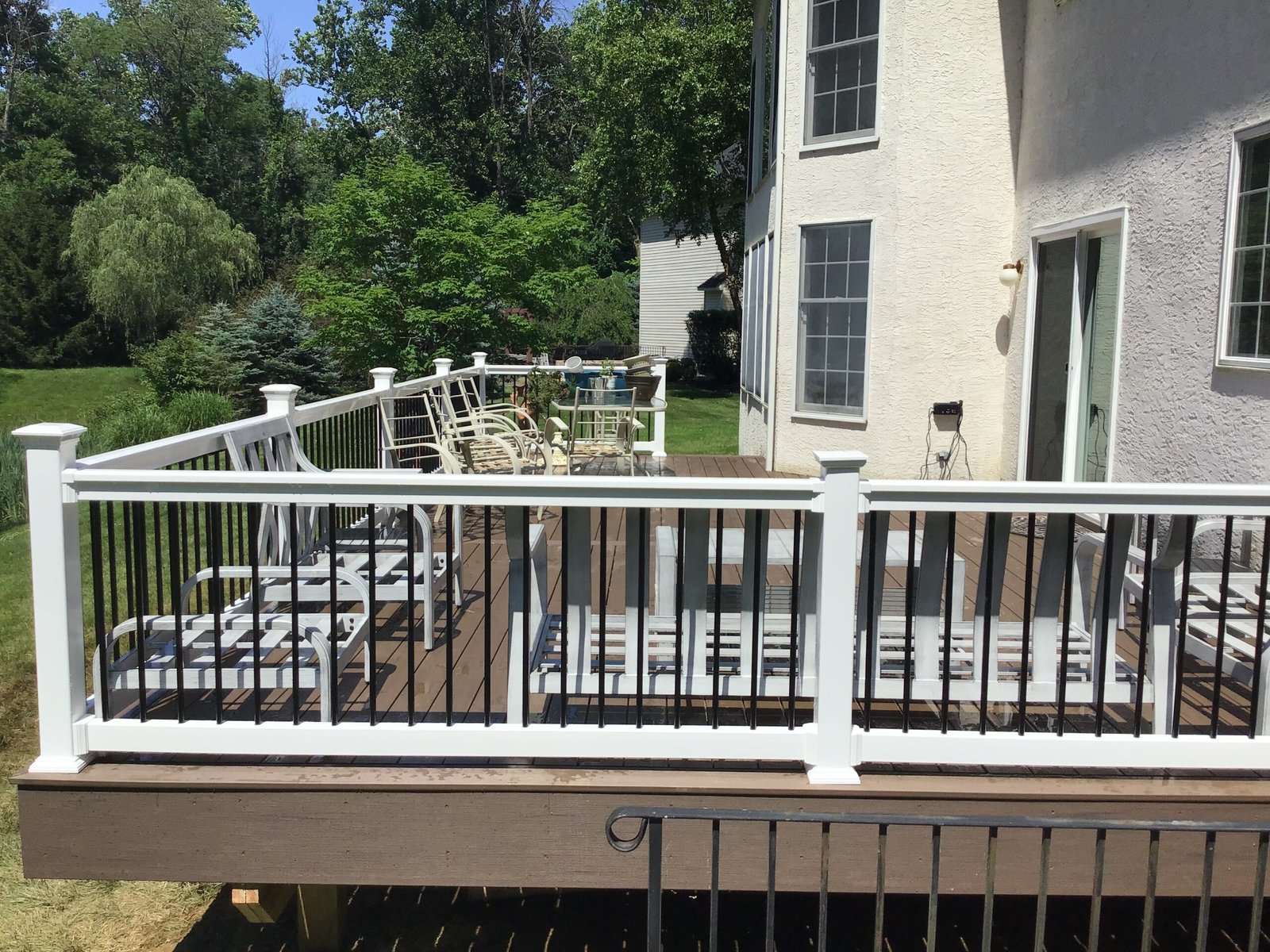 White composite deck railing with black aluminum balusters