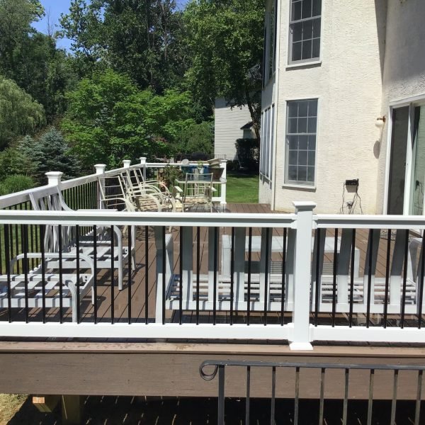 White composite deck railing with black aluminum balusters